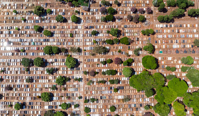 Obraz premium Scenic aerial flight directly above densely packed cemetery graveyard
