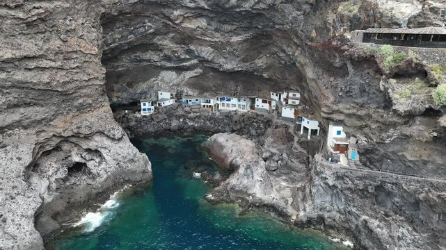 Pueblo pesquero en el interior de una cueva volc&aacute;nica