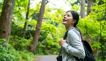 山登りのリュックを持った若い日本人女性