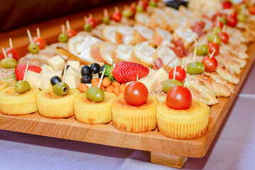 Savory bites of dishes and appetizers, dough, meat and cured meats served ready to eat. From meat to appetizers with fruit decoration