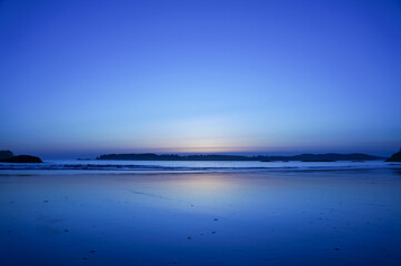 Obraz premium 青く染まる静寂な海辺の夕暮れ時