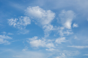 Obraz premium beautiful sky filled with fluffy clouds against bright blue backdrop creates serene atmosphere
