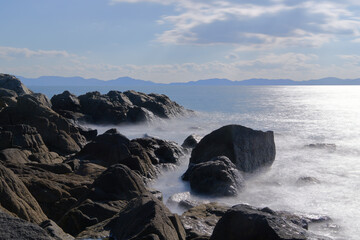 【長時間露光】岩場のある海岸と青空