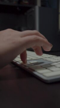 Mano escribiendo en teclado blanco sobre escritorio oscuro &ndash; Concepto de trabajo remoto y tecnolog&iacute;a HD