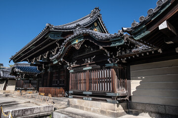 Fototapeta premium 日本、京都、西本願寺、寺院、佛寺、佛教、木造建築、古代建築、庭園、文化財、日本文化、歷史名勝、綠色、風景、青空、秋、写真素材