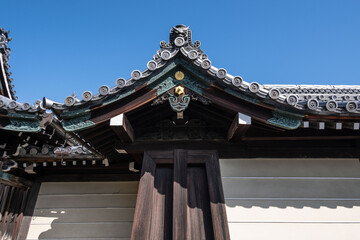 Fototapeta premium 日本、京都、西本願寺、寺院、佛寺、佛教、木造建築、古代建築、庭園、文化財、日本文化、歷史名勝、綠色、風景、青空、秋、写真素材