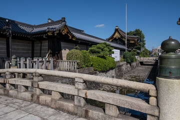 日本、京都、西本願寺、寺院、佛寺、佛教、木造建築、古代建築、庭園、文化財、日本文化、歷史名勝、綠色、風景、青空、秋、写真素材