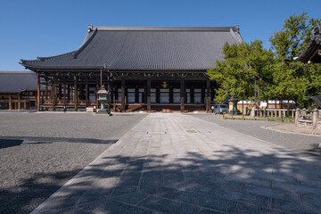 Naklejka premium 日本、京都、西本願寺、寺院、佛寺、佛教、木造建築、古代建築、庭園、文化財、日本文化、歷史名勝、綠色、風景、青空、秋、写真素材