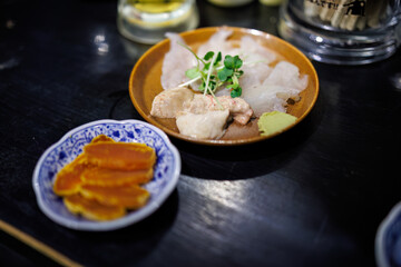 カラスミ（ボラの卵巣を熟成させた日本伝統の珍味）。
カワハギのお刺身、肝（肝臓）和え。
矢向駅前の立ち呑み居酒屋で晩ごはんを食す
神奈川県横浜市-2024
