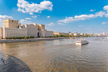 Naklejka premium View of the Ministry of Defence of Russian Federation, and Moscow river embankment with cruise ships at sunset.