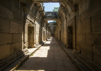 Obraz premium Sun shines through ancient city windows in Hamra.