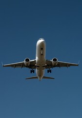 Naklejka premium Airplane Descending: A Minimalist View of Air Travel