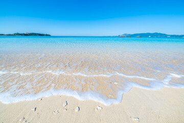 砂浜に寄せる波