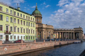 Fototapeta premium Kazan Cathedral (Cathedral of the Kazan Icon of the Mother of God) on Nevsky Prospekt from the Griboyedov Canal on a sunny summer day, St. Petersburg, Russia