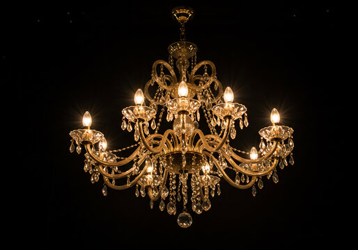 輝くクリスタルシャンデリア 闇夜に美しく光る