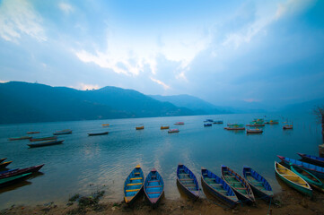Obraz premium Colorful wooden boat at Fewa lake, Pokhara, Nepal.
