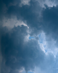 Obraz premium Evening sky with blue, white clouds.