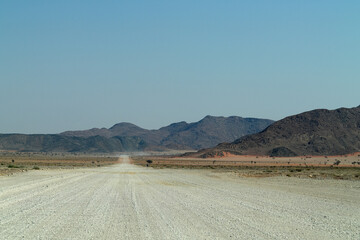 Sandpiste als Strasse quer durch die weiten Wüsten von Namibia im Naukluft