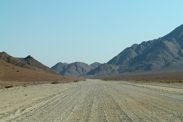 Sandpiste als Strasse quer durch die weiten Wüsten von Namibia im Naukluft