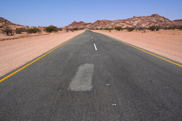 einsame Strasse im Westen von Namibia