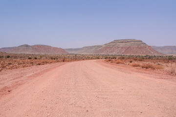 Sandpiste als Strasse quer durch die weiten Wüsten von Namibia 