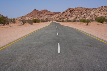 In den Sand gelegte Asphaltstrasse in Namibias Westen