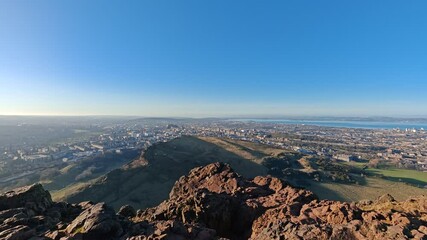  View from Arthur's Seat mountain top overlooking the English city of Edinburgh, offering panoramic vistas.
