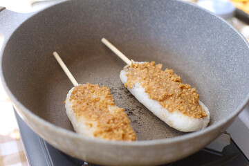 五平餅を作る様子