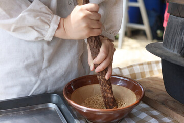 ごまをする女性