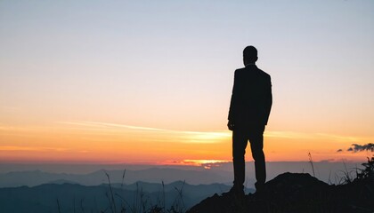Obraz premium Man standing silhouette against sunset mountain view landscape photography peaceful environment inspirational concept