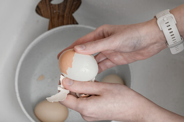 Obierane jajko kurze ugotowane na miękko  © Paweł Kacperek