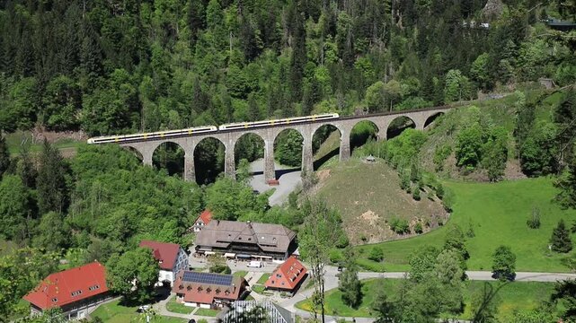 die H&ouml;llentalbahn &uuml;berquert das Ravenna Viadukt bei Hinterzarten im Schwarzwald
