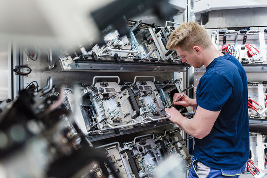 Industry, industrial robots, production hall, automation, employees, repair