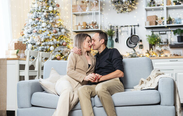 Obraz premium A happy couple shares a joyful moment while hanging, Christmas tree at home.