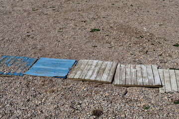 Chemin de planches sur le sable; Promenade à la plage.
