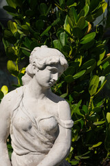 Fototapeta premium statue of a woman decoration in a garden