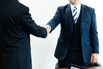 握手するビジネスマン