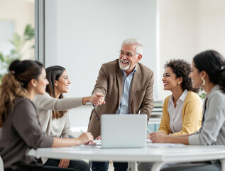 Personas mayores hispanas enseñando a mujeres jóvenes en taller educativo