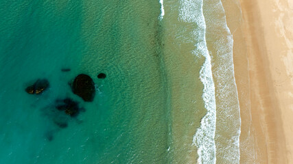 vista de la orilla de la playa con un dron