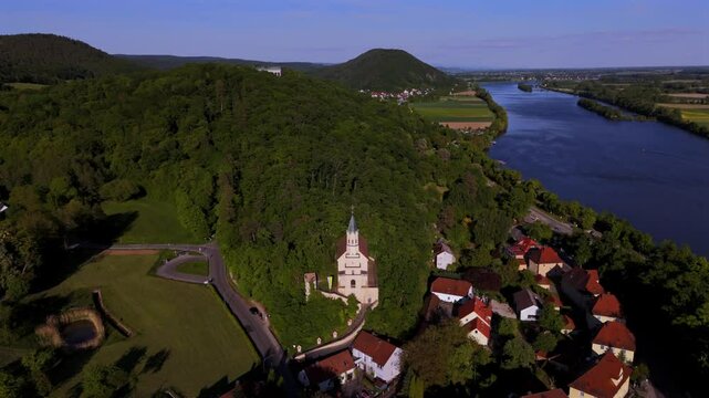 Luftaufnahme der Wallfahrtskirche St. Salvator iim Markt Donaustauf im Landkreis Regensburg, Bayern. Sommerliches Panorama mit Donau, historischer Architektur und Natur. Reise und Kulturprojekte. 