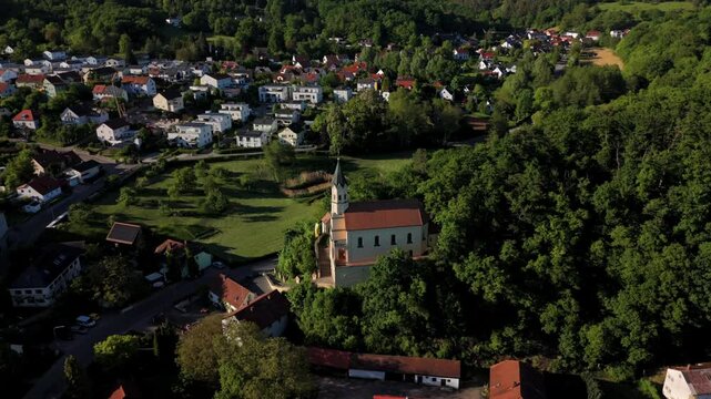 Luftaufnahme der Wallfahrtskirche St. Salvator iim Markt Donaustauf im Landkreis Regensburg, Bayern. Sommerliches Panorama mit Donau, historischer Architektur und Natur. Reise und Kulturprojekte. 