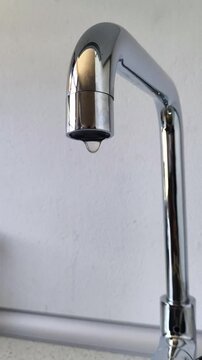 Grifo goteando sequ&iacute;a derroche perdida de agua consumo excesivo de agua 