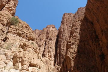 Fototapeta premium a rocky canyon with a clear blue sky
