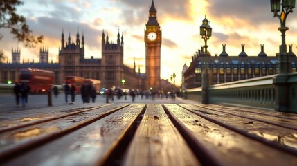 Obraz premium The contrast of a wooden surface against a famous London landmark.