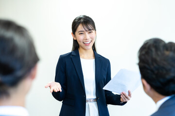 打ち合わせする若いビジネスウーマン