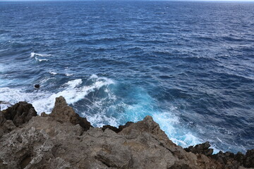 沖縄本島最北端の辺戸岬の波打ち際
