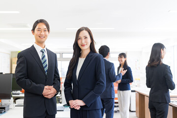 オフィスで働くビジネスパーソン