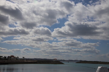 ビーチフロントの防波堤