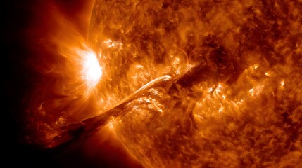 Sonneneruption mit intensiven Plasmaströmen auf der Sonnenoberfläche 