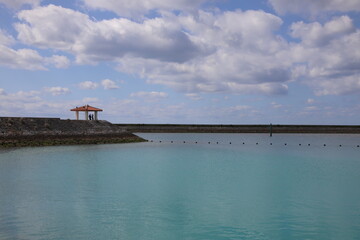 防波堤突端にある東屋